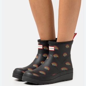Hunter WOMEN’S Play Short Mini Black RAINBOW PRINT RUBBER BOOTS Black size 8